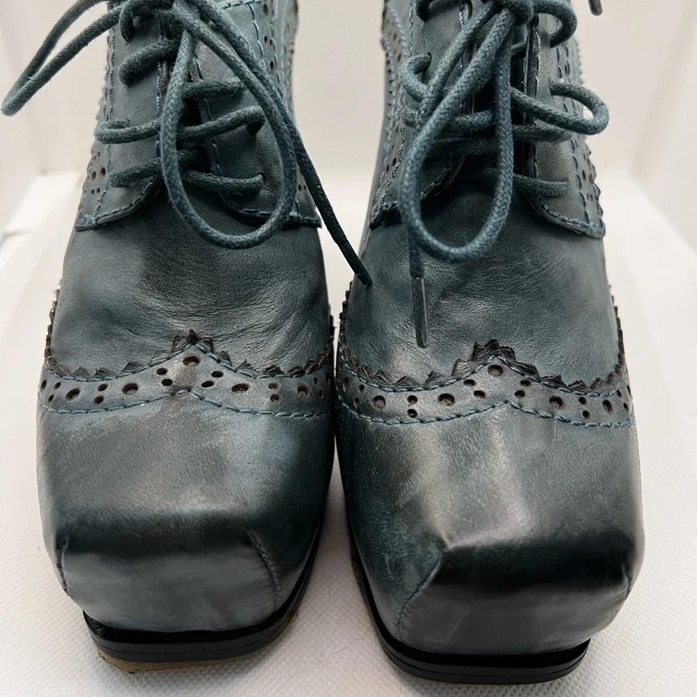NWOT Beautiful brogue platform heels - Picture 3 of 5